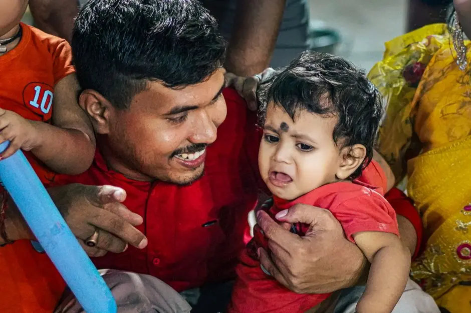 Ibu menenangkan anak balita yang menangis