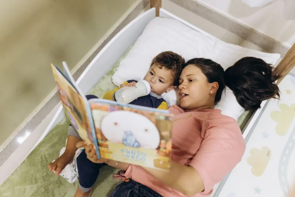 Ibu dan anak membaca buku sebelum tidur