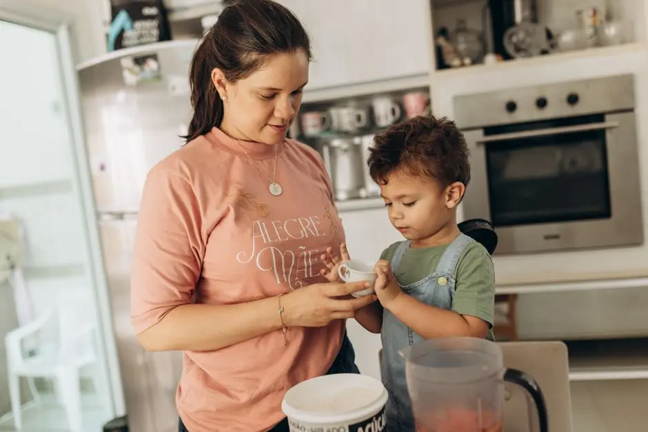 Ibu dan anak memasak bersama di dapur